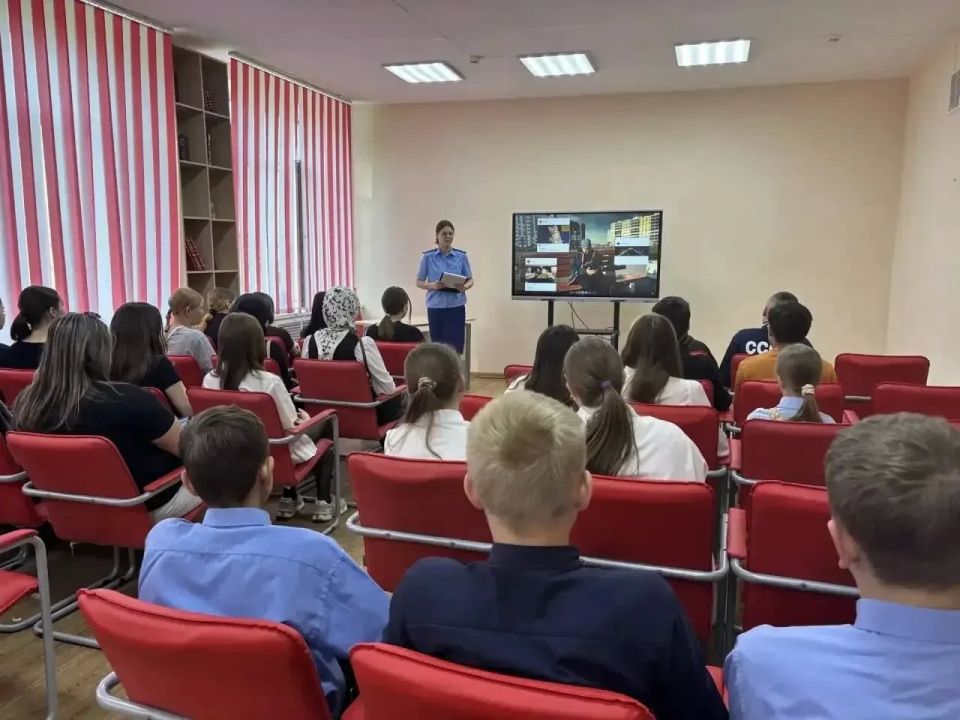 В рамках реализации мероприятий по правовому просвещению и правовому информированию помощник прокурора Мелекесского района Рязанова Д.С. встретилась с обучающимися МБОУ СШ имени В.И. Ерменееева с.... В рамках реализации мероприятий по правовому просвещению и правовому информированию помощник прокурора Мелекесского района Рязанова Д.С. встретилась с обучающимися МБОУ СШ имени В.И. Ерменееева с....
