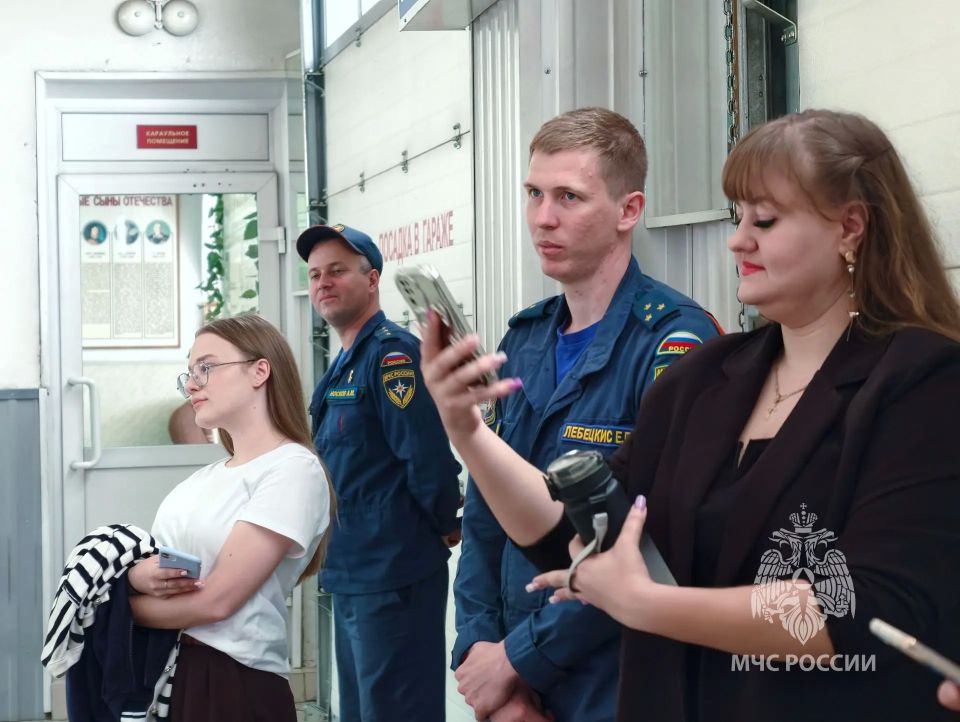 Юные лицеисты в гостях у огнеборцев Юные лицеисты в гостях у огнеборцев