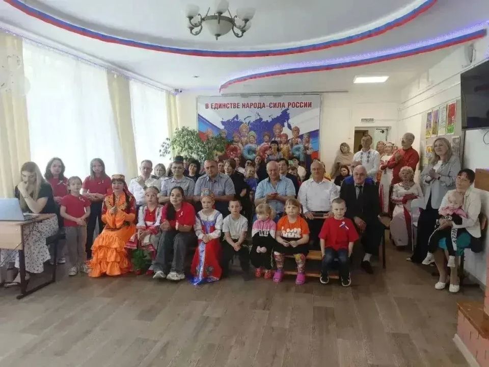 Начальник отдела по надзору за соблюдением прав, свобод и законных интересов несовершеннолетних Кравченко Д.В. поздравил воспитанников подшефного социально-реабилитационного центра «Алые паруса» с Международным днем защиты... Начальник отдела по надзору за соблюдением прав, свобод и законных интересов несовершеннолетних Кравченко Д.В. поздравил воспитанников подшефного социально-реабилитационного центра «Алые паруса» с Международным днем защиты...