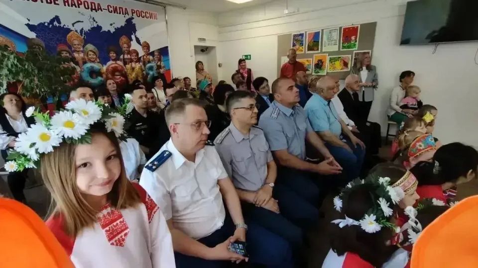 Начальник отдела по надзору за соблюдением прав, свобод и законных интересов несовершеннолетних Кравченко Д.В. поздравил воспитанников подшефного социально-реабилитационного центра «Алые паруса» с Международным днем защиты...