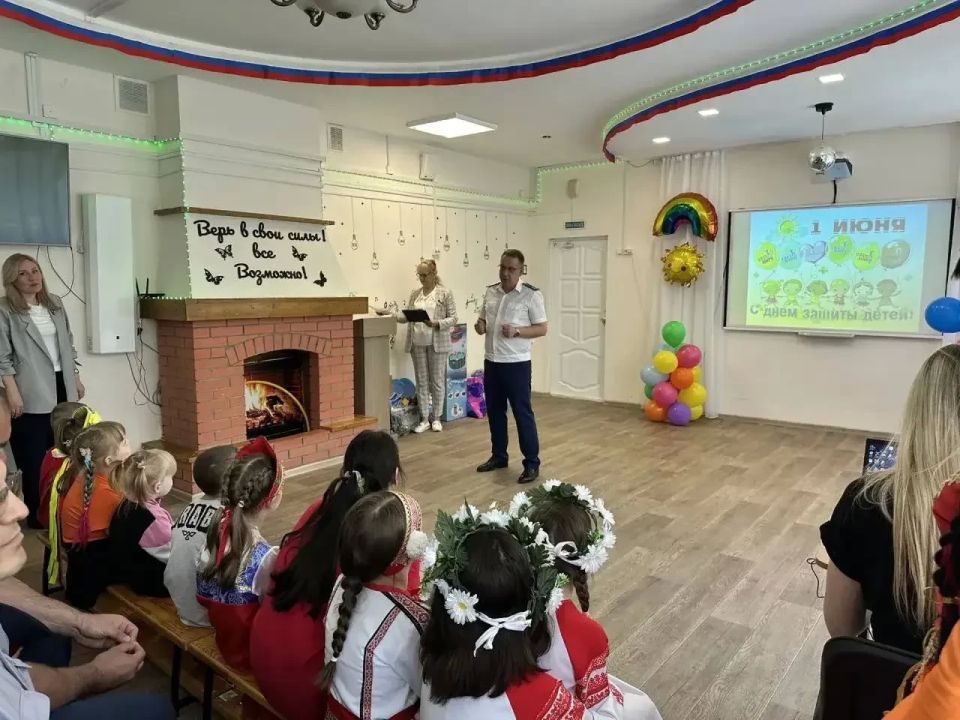 Начальник отдела по надзору за соблюдением прав, свобод и законных интересов несовершеннолетних Кравченко Д.В. поздравил воспитанников подшефного социально-реабилитационного центра «Алые паруса» с Международным днем защиты... Начальник отдела по надзору за соблюдением прав, свобод и законных интересов несовершеннолетних Кравченко Д.В. поздравил воспитанников подшефного социально-реабилитационного центра «Алые паруса» с Международным днем защиты...