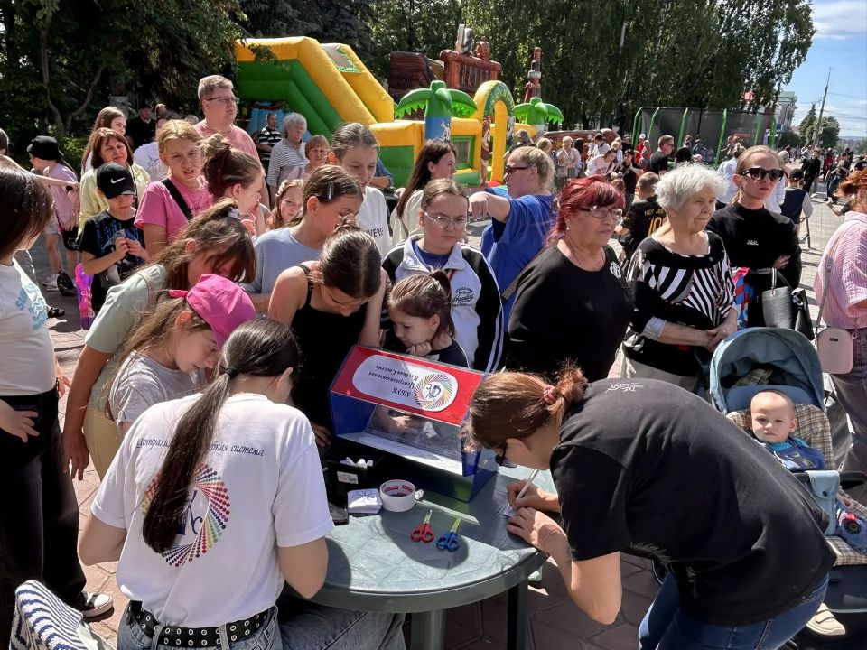 В Железнодорожном районе проходит веселое мероприятие для всей семьи В Железнодорожном районе проходит веселое мероприятие для всей семьи