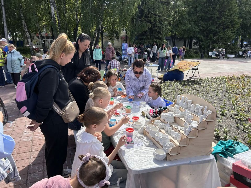 В Железнодорожном районе проходит веселое мероприятие для всей семьи В Железнодорожном районе проходит веселое мероприятие для всей семьи