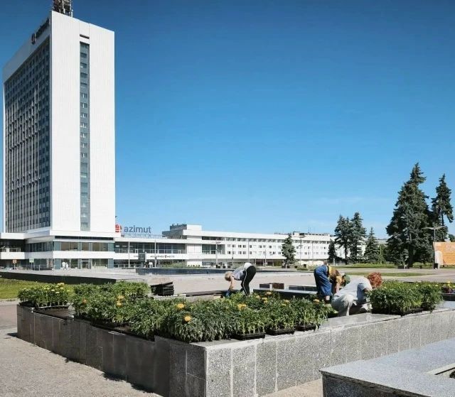 Горзеленхоз сегодня завершил посадку 17 тысяч бархатцев (!) в цветниках перед Ленинским мемориалом