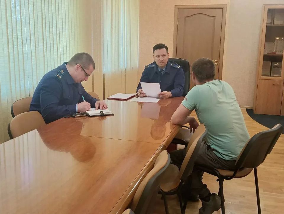 04.06.2026 первый заместитель прокурора Ульяновской области Михаил Гриньке провел выездной личный прием в АО «Черкизовский мясоперерабатывающий завод» в Засвияжском районе г. Ульяновска 04.06.2026 первый заместитель прокурора Ульяновской области Михаил Гриньке провел выездной личный прием в АО «Черкизовский мясоперерабатывающий завод» в Засвияжском районе г. Ульяновска