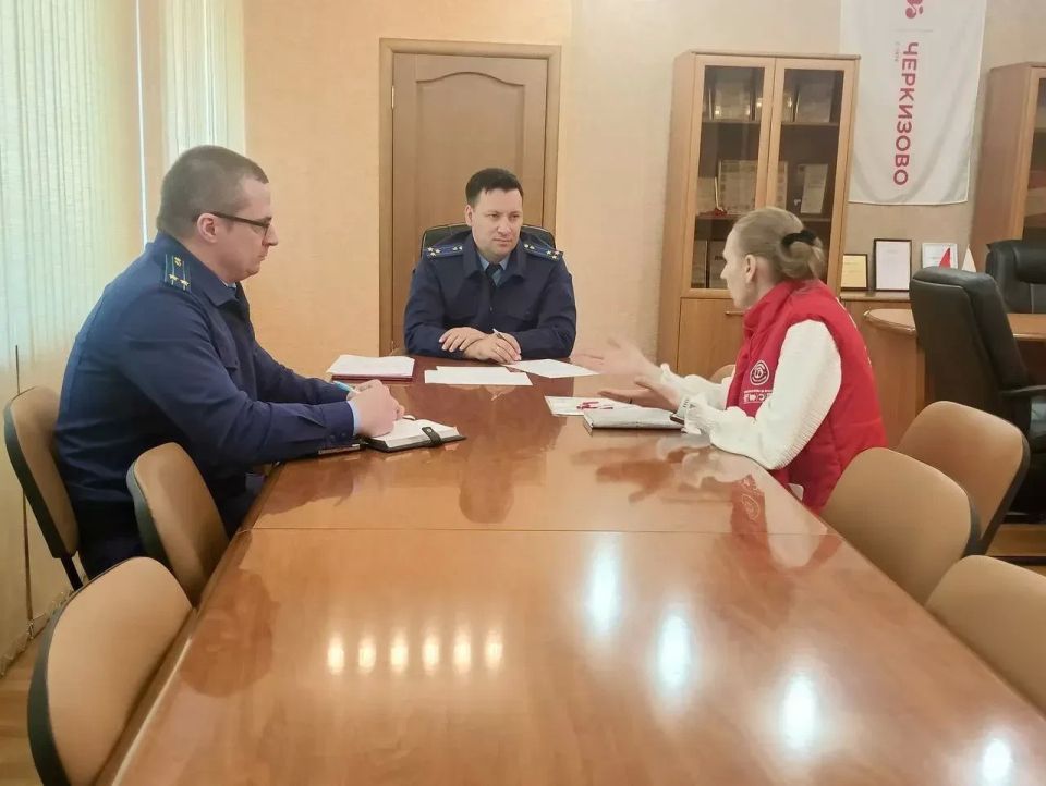 04.06.2026 первый заместитель прокурора Ульяновской области Михаил Гриньке провел выездной личный прием в АО «Черкизовский мясоперерабатывающий завод» в Засвияжском районе г. Ульяновска 04.06.2026 первый заместитель прокурора Ульяновской области Михаил Гриньке провел выездной личный прием в АО «Черкизовский мясоперерабатывающий завод» в Засвияжском районе г. Ульяновска