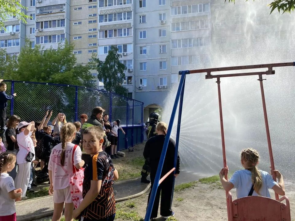Пожарные и спасатели организовали праздник безопасности для детей Пожарные и спасатели организовали праздник безопасности для детей