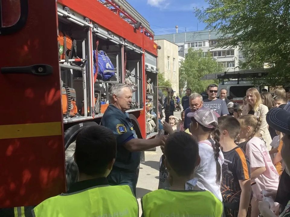 Пожарные и спасатели организовали праздник безопасности для детей