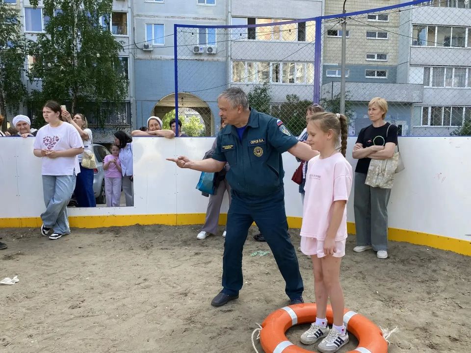 Пожарные и спасатели организовали праздник безопасности для детей Пожарные и спасатели организовали праздник безопасности для детей