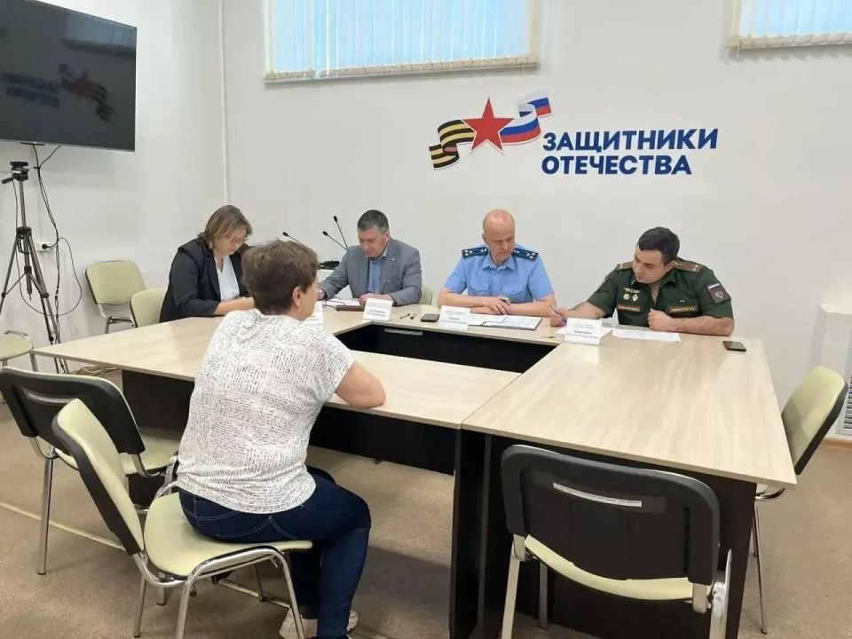 Заместитель прокурора области Максим Гришин провел совместно с военным прокурором Ульяновского гарнизона Максимом Животягиным личный прием граждан в региональном филиале Государственного фонда поддержки участников...