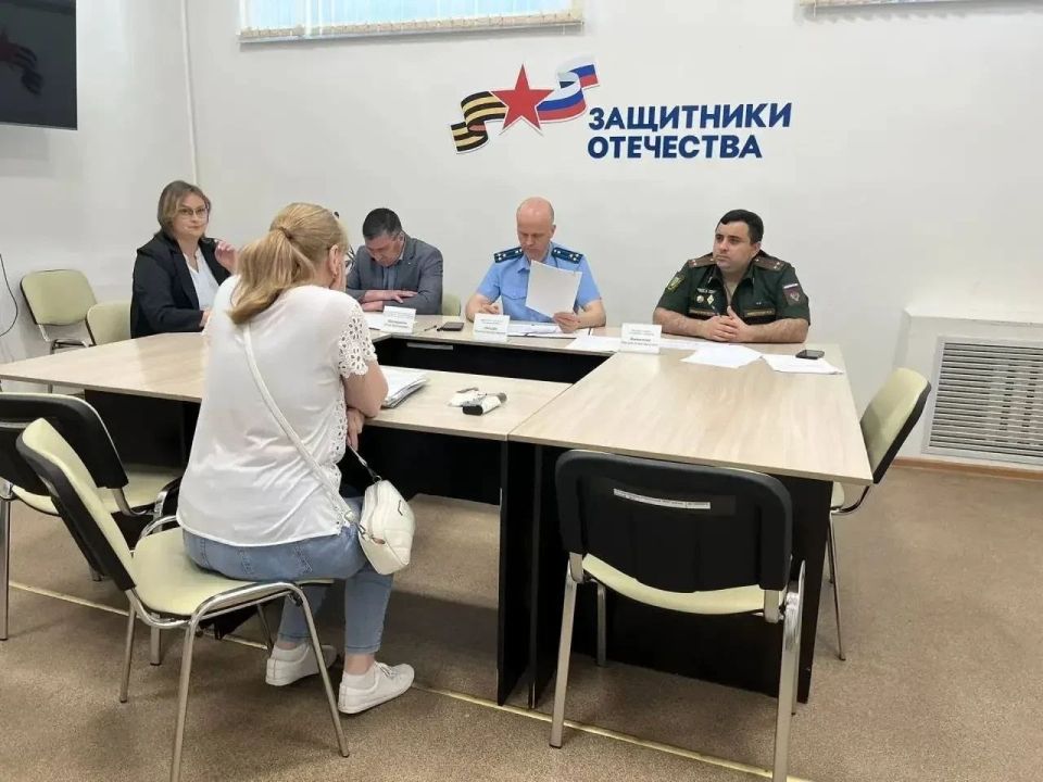 Заместитель прокурора области Максим Гришин провел совместно с военным прокурором Ульяновского гарнизона Максимом Животягиным личный прием граждан в региональном филиале Государственного фонда поддержки участников... Заместитель прокурора области Максим Гришин провел совместно с военным прокурором Ульяновского гарнизона Максимом Животягиным личный прием граждан в региональном филиале Государственного фонда поддержки участников...