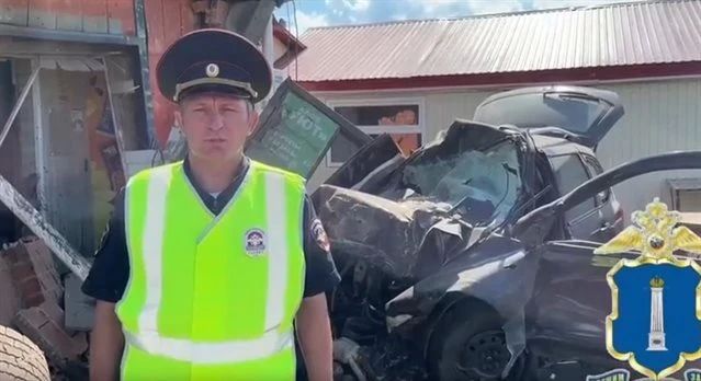 В Карсунском районе «Калина» врезалась в придорожное кафе