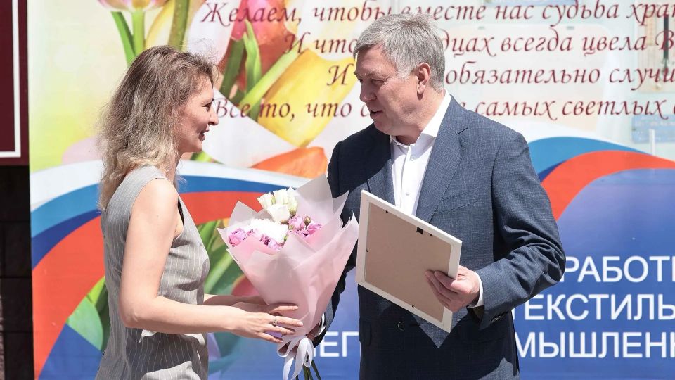 Алексей Русских: Швеи и закройщики, конструкторы и технологи, мастера экспериментальных и подготовительных цехов — больше 20 лет профессионально и с большой любовью к своему делу работают сотрудники фабрики «Бостон» Алексей Русских: Швеи и закройщики, конструкторы и технологи, мастера экспериментальных и подготовительных цехов — больше 20 лет профессионально и с большой любовью к своему делу работают сотрудники фабрики «Бостон»