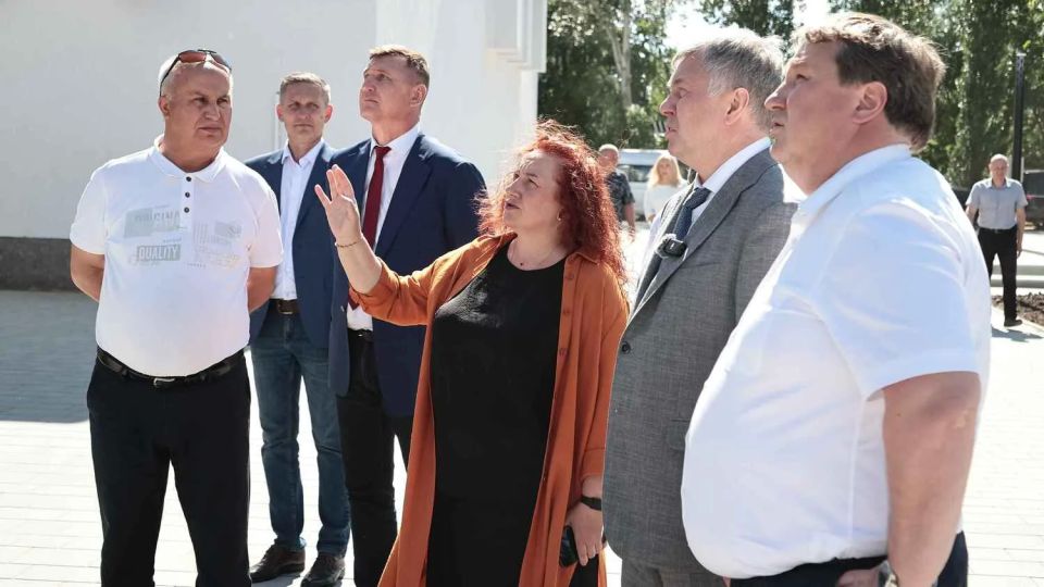 Губернатору показали обновленную площадь у ДК «Руслан» Губернатору показали обновленную площадь у ДК «Руслан»