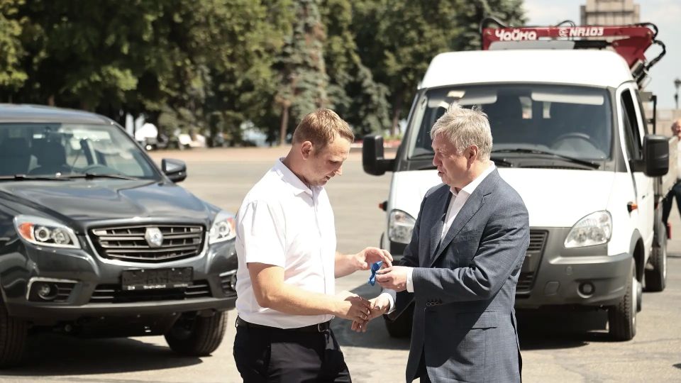 Алексей Русских: Передал ключи от пяти новых автомобилей нашей ветеринарной службе Алексей Русских: Передал ключи от пяти новых автомобилей нашей ветеринарной службе