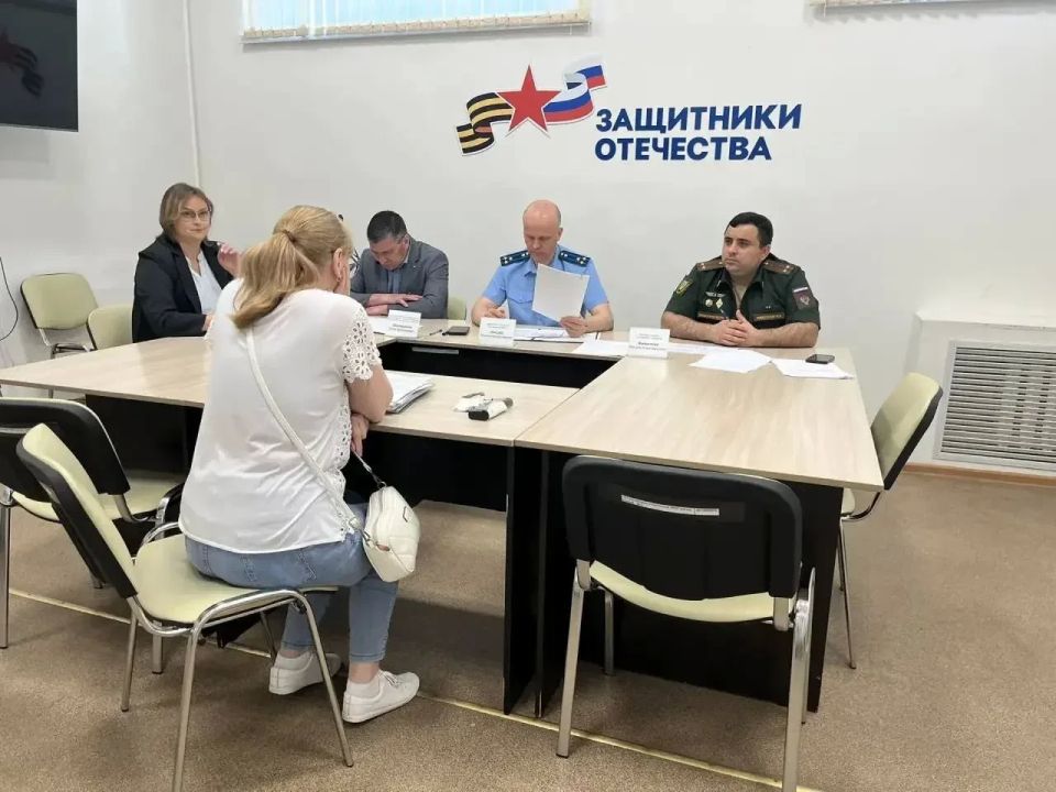 Заместитель прокурора области Максим Гришин провел совместно с военным прокурором Ульяновского гарнизона Максимом Животягиным личный прием граждан в региональном филиале Государственного фонда поддержки участников... Заместитель прокурора области Максим Гришин провел совместно с военным прокурором Ульяновского гарнизона Максимом Животягиным личный прием граждан в региональном филиале Государственного фонда поддержки участников...