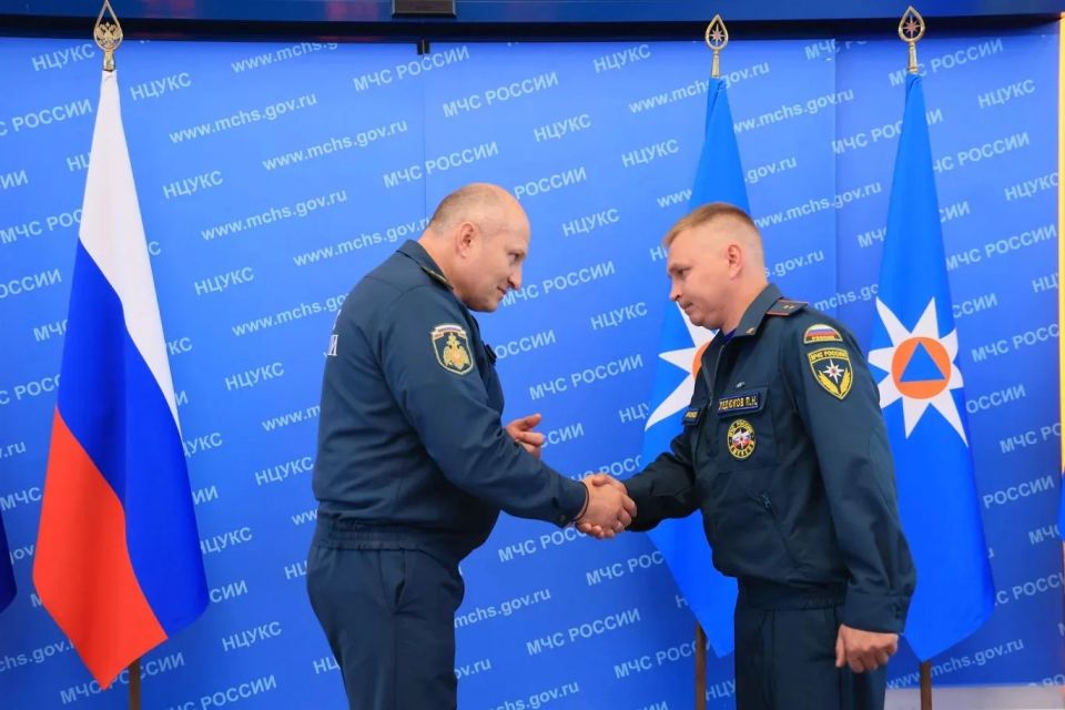Ульяновскую область представили Павел Ледюков, помощник начальника караула 4 ПСЧ, и Никита Кузовов, командир отделения 4 ПСЧ Ульяновскую область представили Павел Ледюков, помощник начальника караула 4 ПСЧ, и Никита Кузовов, командир отделения 4 ПСЧ