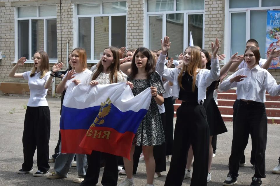 В образовательных организациях Ульяновской области проходят мероприятия, приуроченные к празднованию Дня России В образовательных организациях Ульяновской области проходят мероприятия, приуроченные к празднованию Дня России