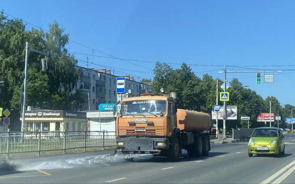 В Ульяновске городские службы после праздничных мероприятий Дня России вышли на уборку территорий В Ульяновске городские службы после праздничных мероприятий Дня России вышли на уборку территорий