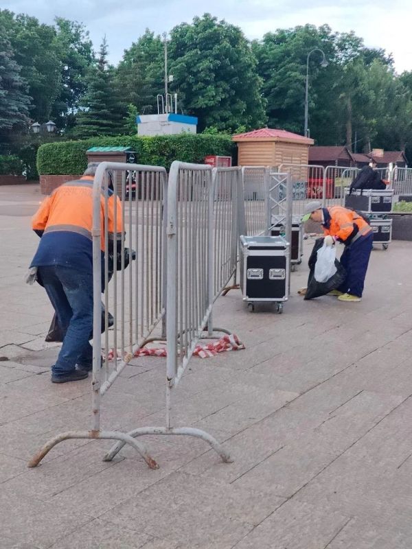 В Ульяновске городские службы после праздничных мероприятий Дня России вышли на уборку территорий В Ульяновске городские службы после праздничных мероприятий Дня России вышли на уборку территорий