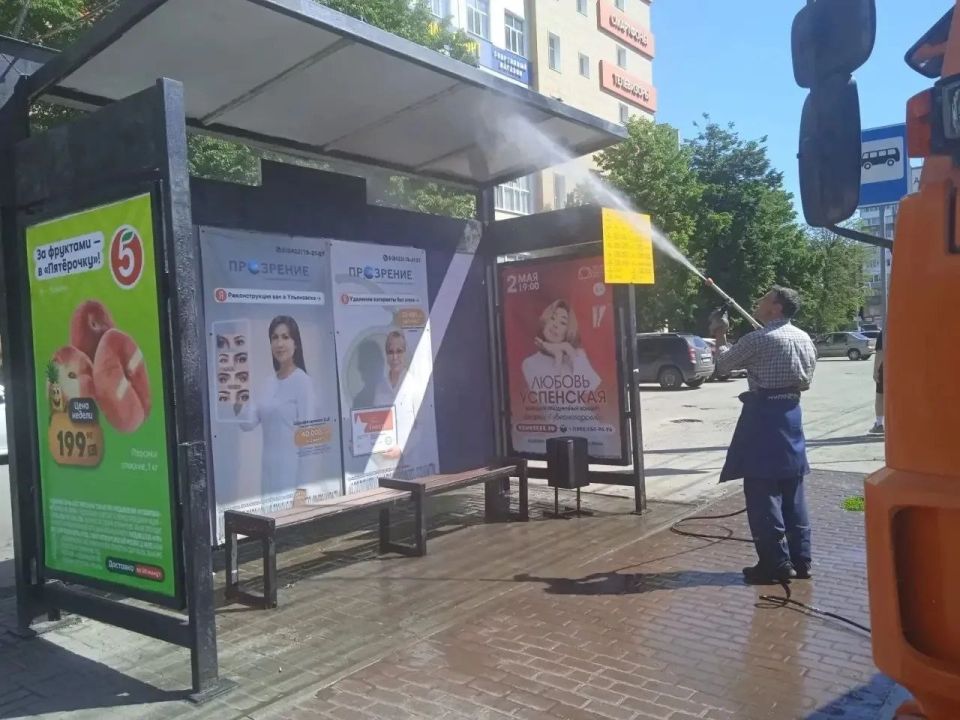В Ульяновске городские службы после праздничных мероприятий Дня России вышли на уборку территорий В Ульяновске городские службы после праздничных мероприятий Дня России вышли на уборку территорий