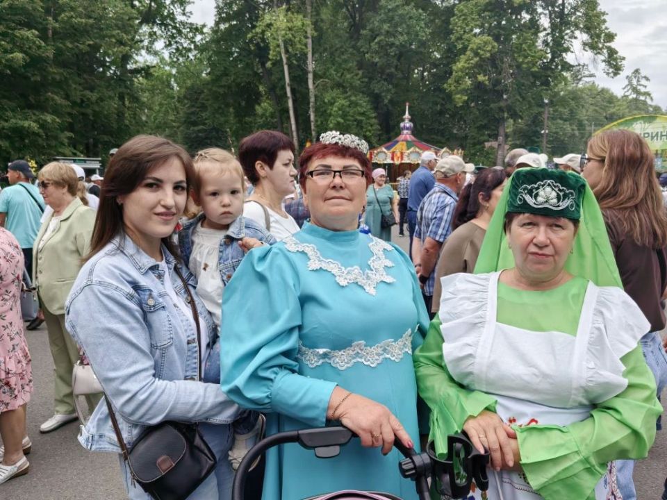 Ульяновцы и гости города начинают отмечать Сабантуй, который проходит на территории парка Победы Ульяновцы и гости города начинают отмечать Сабантуй, который проходит на территории парка Победы
