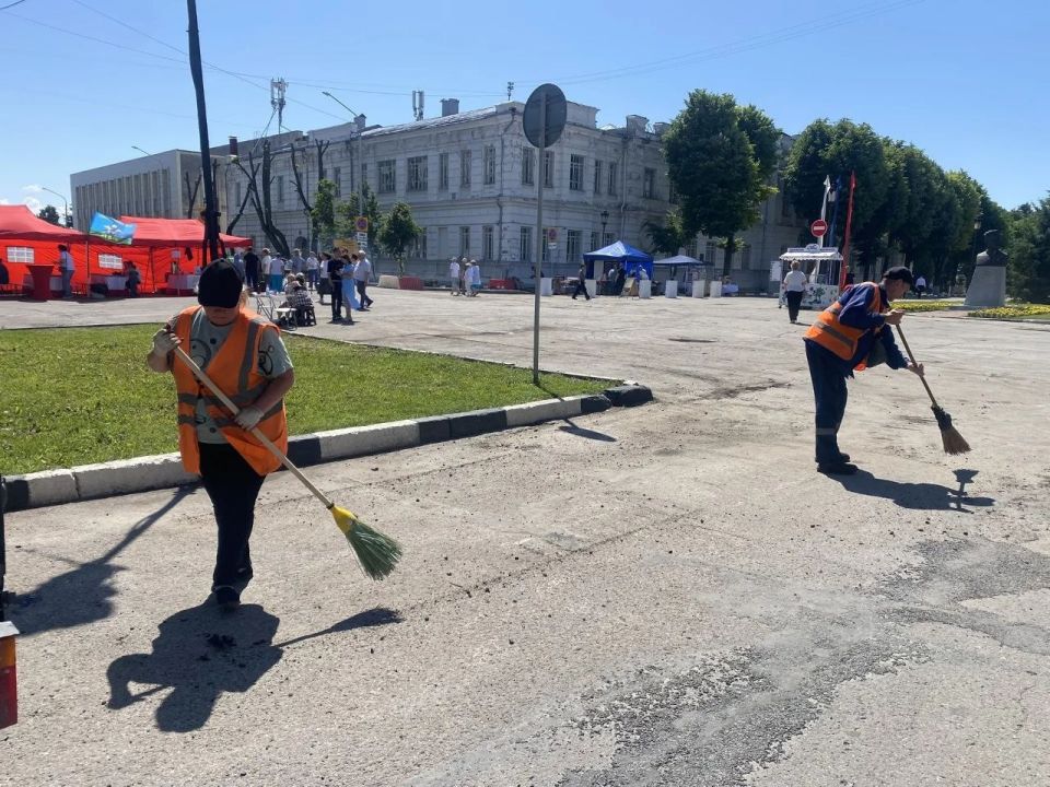 В Ульяновске городские службы после праздничных мероприятий Дня России вышли на уборку территорий В Ульяновске городские службы после праздничных мероприятий Дня России вышли на уборку территорий