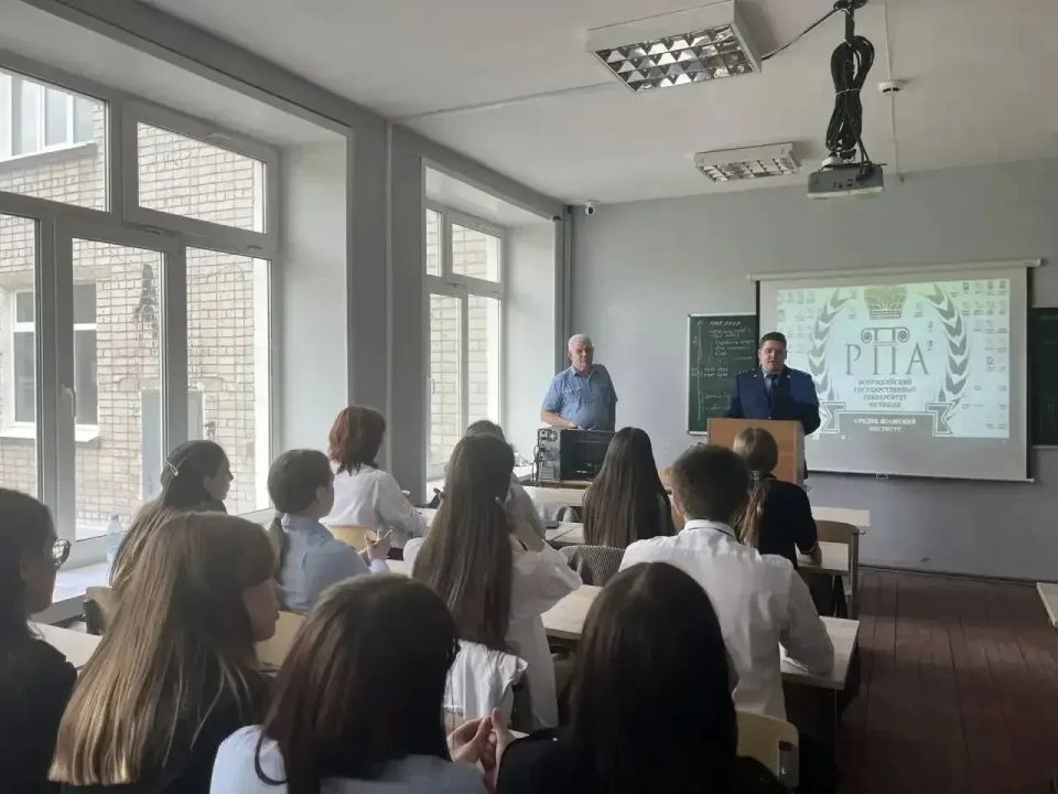 В рамках реализации мероприятий по правовому просвещению и правовому информированию помощник прокурора Засвияжского района г. Ульяновска Мурашов А.А. встретился с учащимися ФГБОУ ВО Всероссийский государственный университет... В рамках реализации мероприятий по правовому просвещению и правовому информированию помощник прокурора Засвияжского района г. Ульяновска Мурашов А.А. встретился с учащимися ФГБОУ ВО Всероссийский государственный университет...