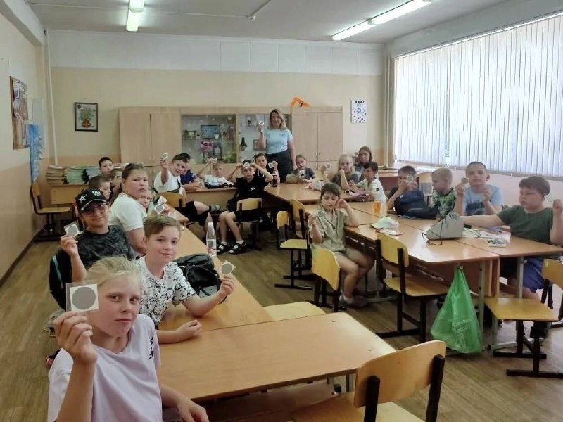 Каникулы — время прогулок и велосипедов! Чтобы эти дни были только радостными специалисты Дирекции безопасности дорожного движения провели для ребят из пришкольных лагерей школы № 22 и школы №74 важные занятия по дорожной... Каникулы — время прогулок и велосипедов! Чтобы эти дни были только радостными специалисты Дирекции безопасности дорожного движения провели для ребят из пришкольных лагерей школы № 22 и школы №74 важные занятия по дорожной...