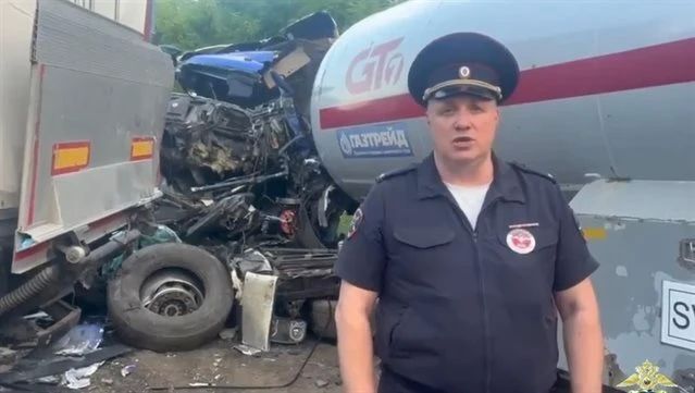 На трассе в Ульяновске газовоз врезался в фуру