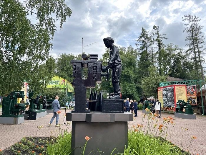 Ульяновцы к годовщине начала войны выложат свечами изображение мальчика за станком
