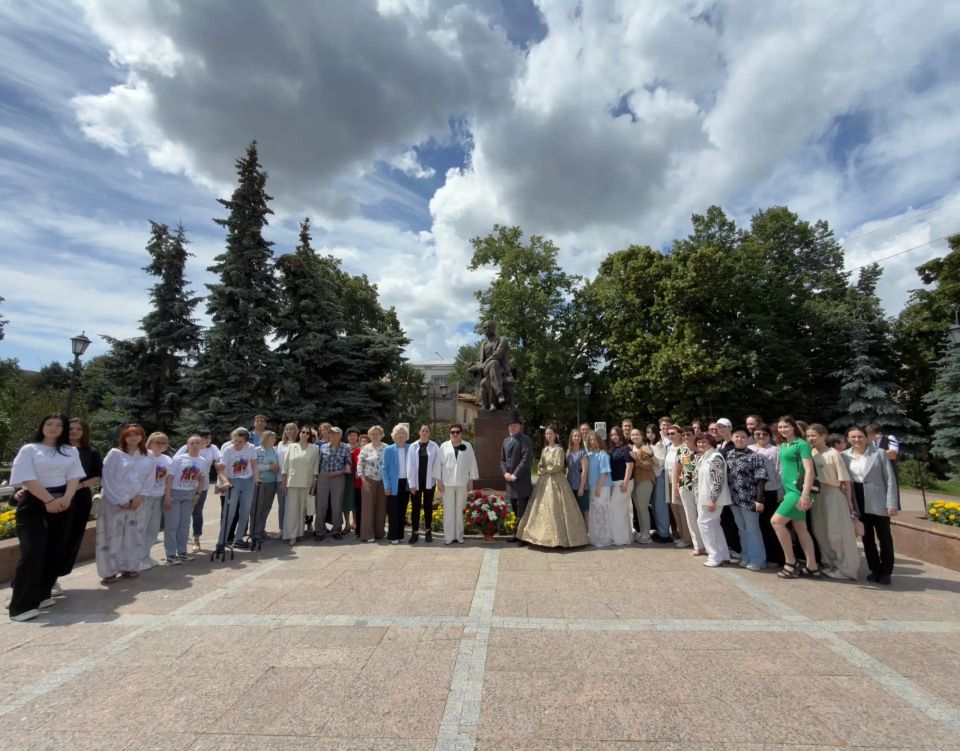 Ульяновцы отмечают 214-летие Гончарова Ульяновцы отмечают 214-летие Гончарова