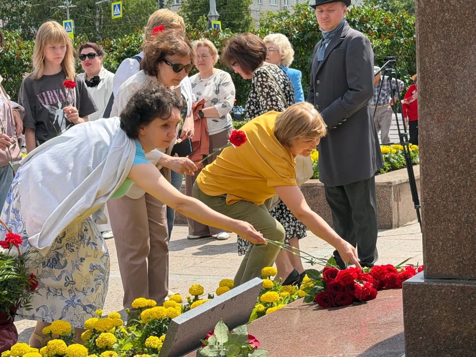 Ульяновцы отмечают 214-летие Гончарова Ульяновцы отмечают 214-летие Гончарова