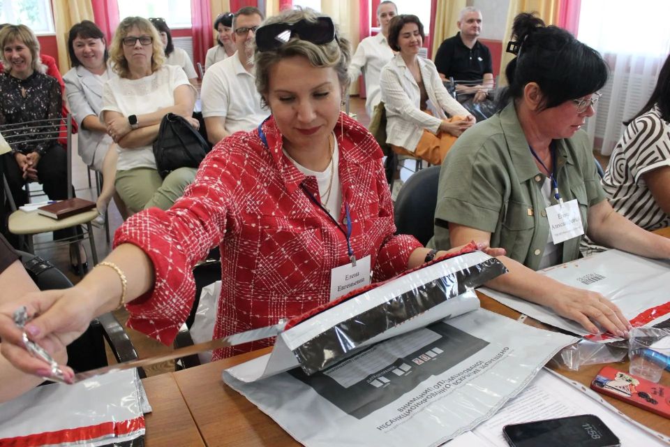 Затем секретарь областной Комиссии Оксана Котова осветила вопросы организации и проведения голосования в течение нескольких дней подряд Затем секретарь областной Комиссии Оксана Котова осветила вопросы организации и проведения голосования в течение нескольких дней подряд