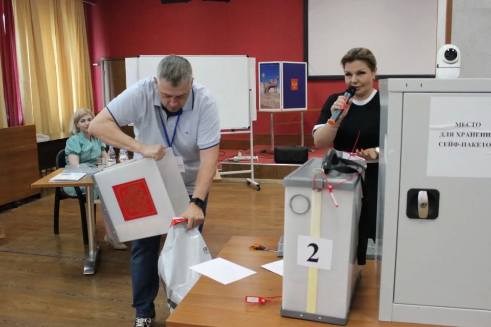 Затем секретарь областной Комиссии Оксана Котова осветила вопросы организации и проведения голосования в течение нескольких дней подряд Затем секретарь областной Комиссии Оксана Котова осветила вопросы организации и проведения голосования в течение нескольких дней подряд