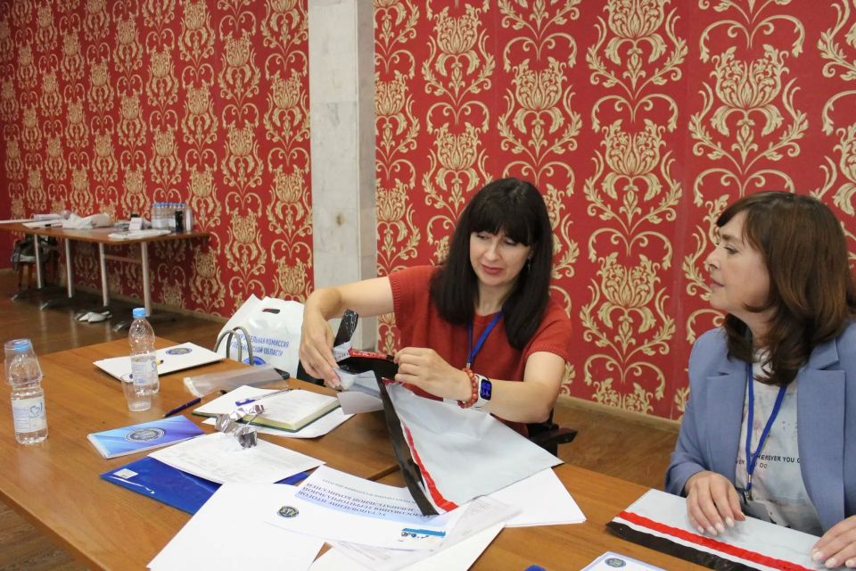 Затем секретарь областной Комиссии Оксана Котова осветила вопросы организации и проведения голосования в течение нескольких дней подряд Затем секретарь областной Комиссии Оксана Котова осветила вопросы организации и проведения голосования в течение нескольких дней подряд