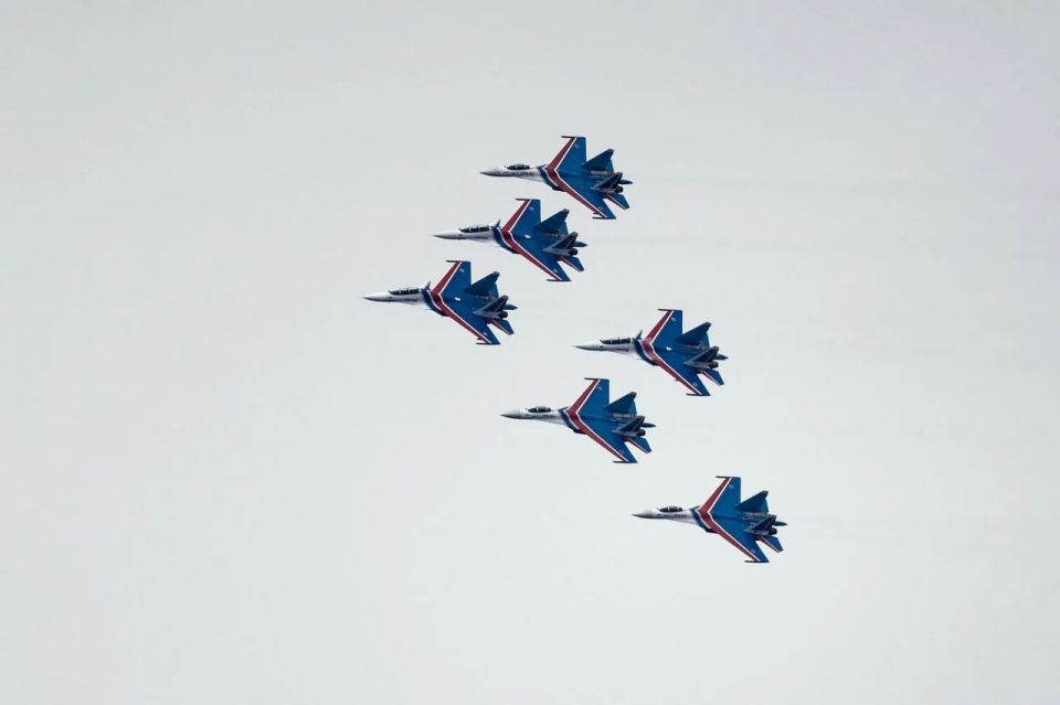 Сегодня над Волгой пролетят «Русские Витязи» Сегодня над Волгой пролетят «Русские Витязи»