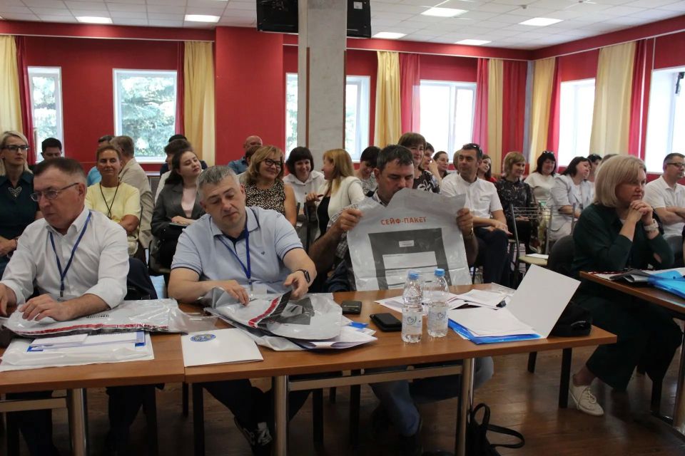 Затем секретарь областной Комиссии Оксана Котова осветила вопросы организации и проведения голосования в течение нескольких дней подряд Затем секретарь областной Комиссии Оксана Котова осветила вопросы организации и проведения голосования в течение нескольких дней подряд