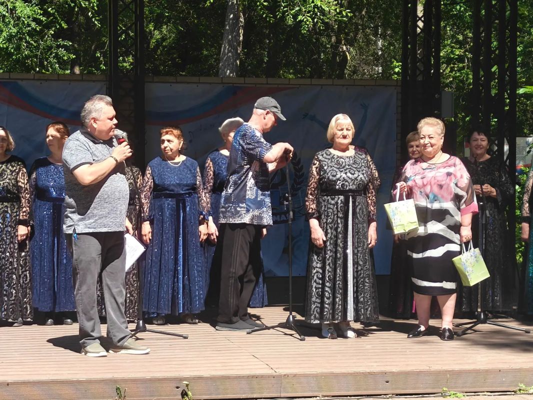 В сквере УПЗ поздравили медработников с профессиональным праздником В сквере УПЗ поздравили медработников с профессиональным праздником