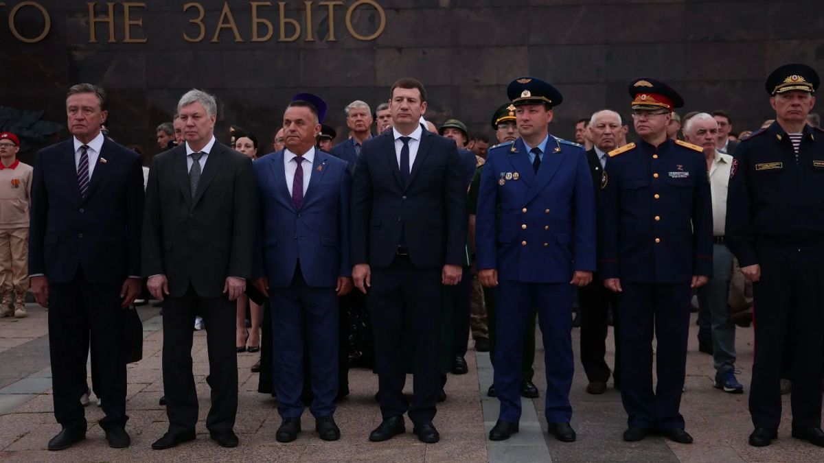 Исполняющий обязанности прокурора Ульяновской области принял участие во Всероссийской акции «Свеча памяти» Исполняющий обязанности прокурора Ульяновской области принял участие во Всероссийской акции «Свеча памяти»