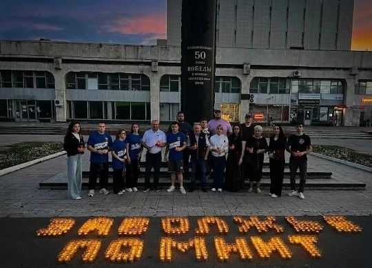 На площади 50-летия Победы в Ульяновске выложили свечами надпись «Заволжье помнит»
