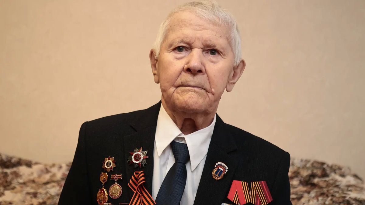 Алексей Русских: Навестил ветерана Великой Отечественной войны, почетного гражданина Ульяновска Владимира Петровича Графова Алексей Русских: Навестил ветерана Великой Отечественной войны, почетного гражданина Ульяновска Владимира Петровича Графова