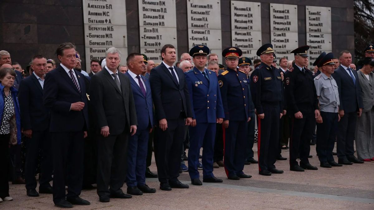 Исполняющий обязанности прокурора Ульяновской области принял участие во Всероссийской акции «Свеча памяти» Исполняющий обязанности прокурора Ульяновской области принял участие во Всероссийской акции «Свеча памяти»