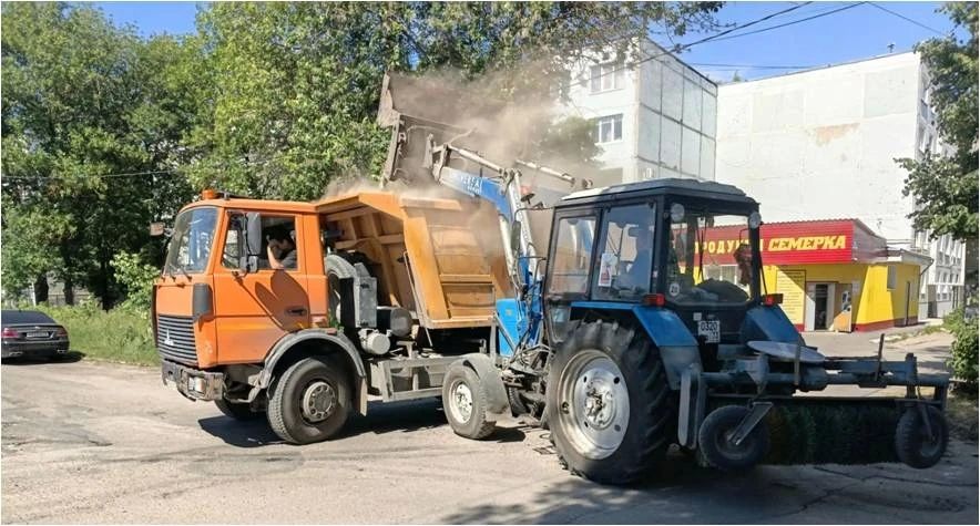 С улиц Ульяновска за выходные вывезли 33 самосвала смёта С улиц Ульяновска за выходные вывезли 33 самосвала смёта