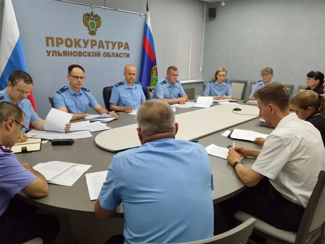 Под председательством заместителя прокурора области Гришина М.В. с участием руководства Средневолжской межрегиональной территориальной государственной инспекции труда, Агентства по развитию человеческого потенциала и... Под председательством заместителя прокурора области Гришина М.В. с участием руководства Средневолжской межрегиональной территориальной государственной инспекции труда, Агентства по развитию человеческого потенциала и...