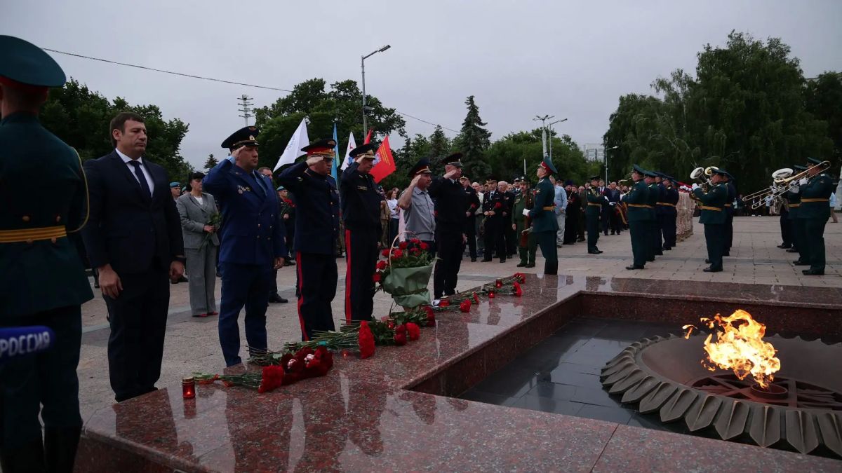 Исполняющий обязанности прокурора Ульяновской области принял участие во Всероссийской акции «Свеча памяти» Исполняющий обязанности прокурора Ульяновской области принял участие во Всероссийской акции «Свеча памяти»