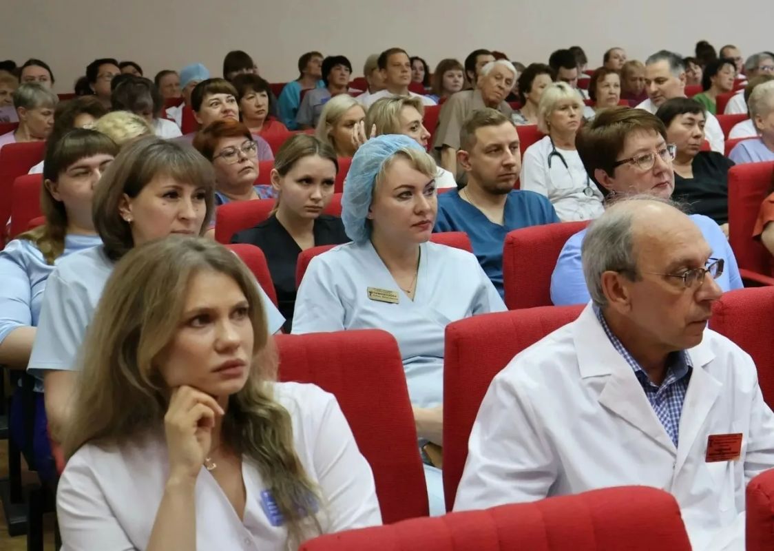 Депутаты Ульяновской Гордумы поздравили медиков с профессиональным праздником Депутаты Ульяновской Гордумы поздравили медиков с профессиональным праздником