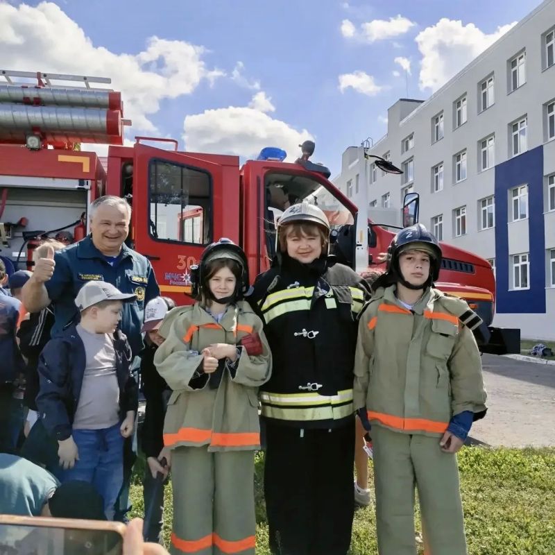 Знакомство с героической профессией На базе пришкольного лагеря при МБОУ «Лицей № 40 при УлГУ»в рамках месячника безопасности детей сотрудники ПСЧ2 и специалисты Управления гражданской защиты города Ульяновска провели для... Знакомство с героической профессией На базе пришкольного лагеря при МБОУ «Лицей № 40 при УлГУ»в рамках месячника безопасности детей сотрудники ПСЧ2 и специалисты Управления гражданской защиты города Ульяновска провели для...