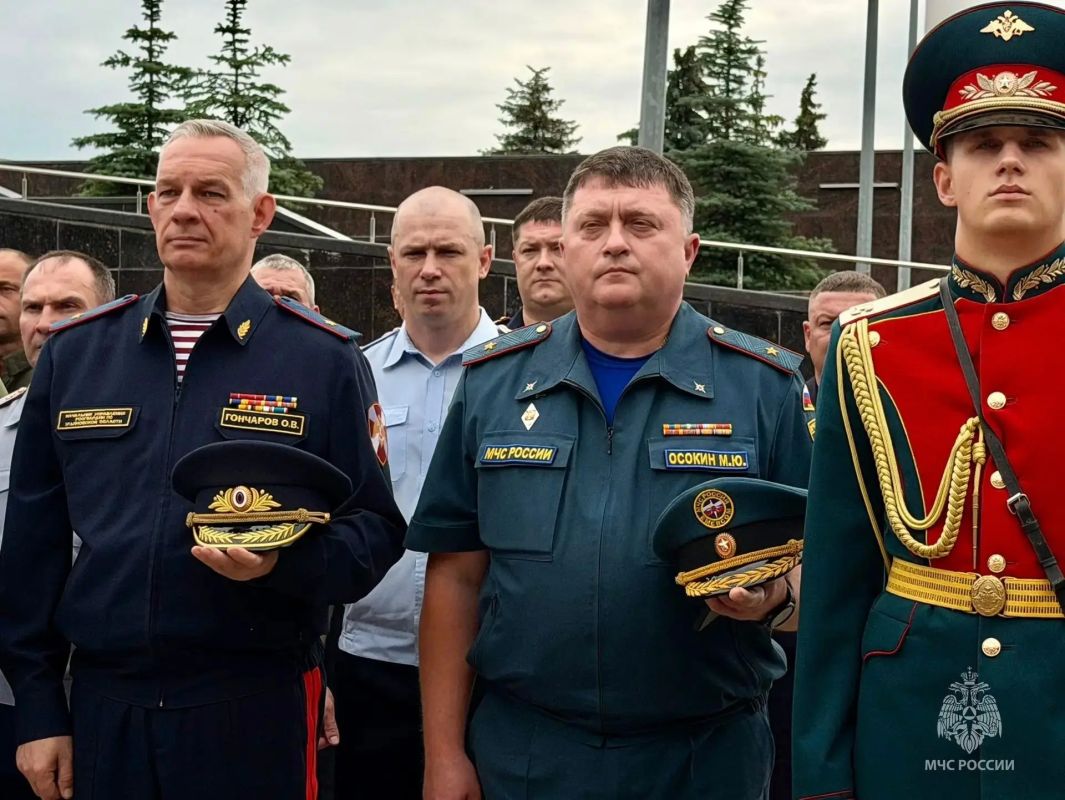 Подвиг живет в памяти поколений! Подвиг живет в памяти поколений!
