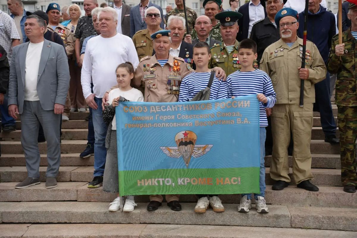 В Ульяновске отдали дань уважения ветеранам боевых действий В Ульяновске отдали дань уважения ветеранам боевых действий